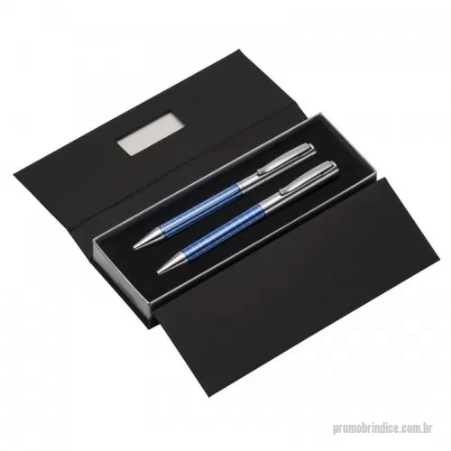 Caneta metálica personalizada - Kit caneta e lapiseira de metal em estojo papelão com placa de metal(parte interna do estojo revestida com espuma). Caneta e lapiseira prata com detalhes coloridos e quadriculados, clip metal com anel superior na ponta e dois anéis centrais e acionam por giro.