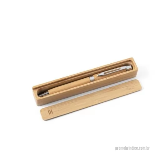 Caneta metálica personalizada - sferográfica em bambu com clipe de metal e mecanismo twist. Escrita em azul. Fornecida numa caixa presente em bambu com tampa deslizante e capa em papel reciclado. A cor e o resultado da impressão nos materiais naturais pode variar entre produtos. 24 x 152 x 23 mm