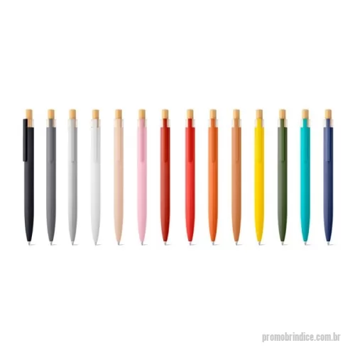 Caneta metálica personalizada - Esferográfica com corpo em alumínio 100% reciclado, topo em 100% rPET, botão em bambu e clipe de metal. Escrita em azul. A cor e o resultado da impressão nos materiais naturais pode variar entre produtos. ø10 x 140 mm