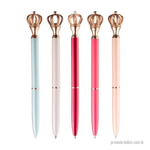 Caneta metálica personalizada - Rei ou Rainha da escrita? A nossa caneta metálica com acionamento por rotação, conta com uma coroa como detalhe decorativo no topo, agregando sofisticação e nobreza ao seu design. Possui ponta de 1.0 mm e carga esferográfica azul.
