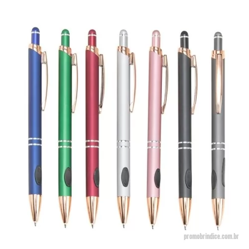 Caneta metálica personalizada - Descrição: A elegância e o conforto combinados em uma única caneta esferográfica para garantir uma escrita mais agradável através da sua construção metálica e seu par de grips em borracha, além de ponta e clipe em plástico. Sua carga azul de 1.0 mm possui acionamento por clique com ponteira emborrachada que que permite seu uso como uma caneta touch para interação com smartphones, tablets e demais dispositivos de telas touchscreen.