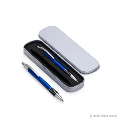 Caneta metálica personalizada - Conjunto de caneta e lapiseira metálicas, escrever será uma experiência ainda mais sofisticada e elegante. O estojo em metal que as acomoda, possui revestimento em espuma para evitar riscos. A caneta possui carga esferográfica azul de 1.0mm, com acionamento por clique, já a lapiseira possui grafite 0.7mm.