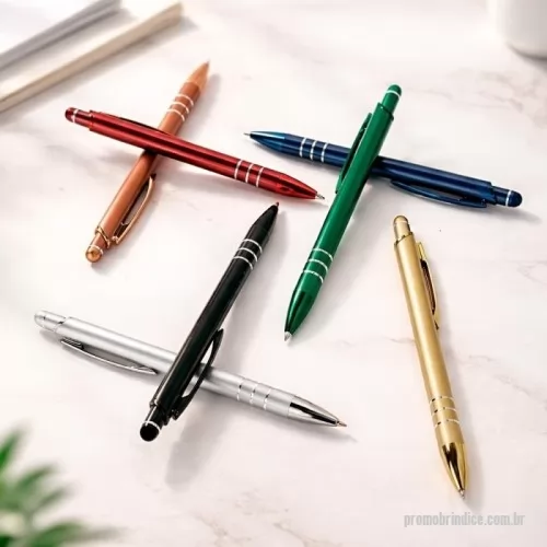 Caneta metálica personalizada - Caneta metálica com acabamento sofisticado, acionamento por clique e ponteira emborrachada para utilização em dispositivos com telas sensíveis ao toque. Possui detalhes na parte inferior com dois anéis prateados, clip metálico para facilitar o transporte e carga esferográfica azul de 1,0 mm. Uma excelente opção de brinde corporativo personalizado para empresas, eventos, feiras, campanhas promocionais e ações de relacionamento.