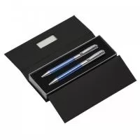 Kit caneta e lapiseira de metal em estojo papelão com placa de metal(parte interna do estojo revestida com espuma). Caneta e lapiseira prata com detalhes coloridos e quadriculados, clip metal com anel superior na ponta e dois anéis centrais e acionam por giro.