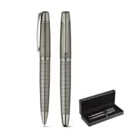 Caneta metálica Personalizada | Conjunto de roller e esferográfica em metal, ambos com clipe e escrita preta. Esferográfica com mecanismo twist. Até 1,5 km de escrita. Incluso estojo almofadado. - DRIKA PRODUTOS CORPORATIVOS