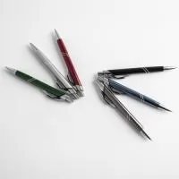 Caneta metálica Personalizada | Elegante e funcional, esta caneta metálica é a combinação perfeita de sofisticação e praticidade para o dia a dia. Com acionamento por clique, oferece uma escrita suave e precisa graças à sua carga esferográfica azul de 1.0mm. - EWOX PROMOCIONAL  