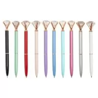 Caneta metálica Personalizada | Deixe as anotações ainda mais especiais com a nossa caneta metálica com detalhe decorativo de diamante, combinando luxo e criatividade em cada movimento. Com carga esferográfica azul 1.0mm e acionamento por rotação, ela proporciona uma escrita segura e impecável. Perfeita para quem ama toque de confiança e sofisticação na hora de escrever.  - EWOX PROMOCIONAL  