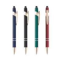 Caneta metálica Personalizada | Descrição: Caneta metálica touchscreen com acabamento similar à borracha, acionamento por clique e carga esferográfica azul 1.0mm.  Largura :  1,5 cm  Comprimento :  14,1 cm  Medidas aproximadas para gravação (CxL):  0,7 cm x 3,5 cm  Peso aproximado (g):  18 - REI DOS BRINDES