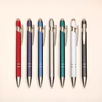  Caneta metálica com detalhe emborrachado no topo, ideal para interação com dispositivos de telas sensíveis ao toque. Possui acionamento por clique e carga esferográfica azul de 1,0mm.