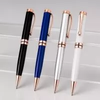 Caneta metálica personalizada com acionamento por rotação e carga esferográfica azul de 1,0 mm. Ideal para brindes corporativos, empresas, eventos, feiras e ações promocionais.  Personalize com a logo da sua empresa e fortaleça sua marca no dia a dia. Uma opção elegante, funcional e com excelente custo-benefício para brindes personalizados em grandes quantidades.  Solicite seu orçamento de caneta personalizada!