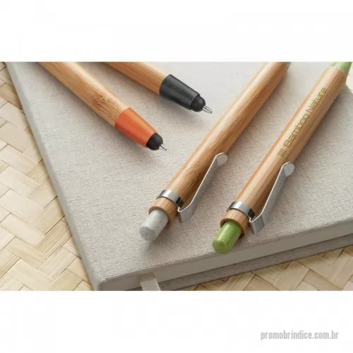 Caneta personalizada - Esferográfica em bambu com ponteira touch e clipe em metal. Os elementos coloridos são em fibra de trigo e ABS. Até 1,5 km de escrita. ø11 x 139 mm