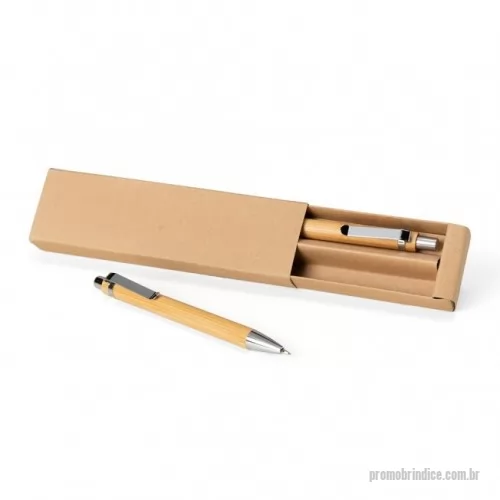 Caneta personalizada - Kit ecológico caneta e lapiseira em bambu com estojo de papelão. Carga esferográfica azul. Acionamento por clique.  Altura :  16,4 cm  Largura :  4,6 cm  Medidas aproximadas para gravação (CxL):  9 cm x 1,1 cm  Peso aproximado (g):  34