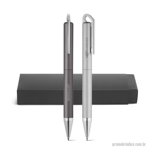 Caneta personalizada - A esferográfica HOOK Matte é sofisticada, feita em bronze com mecanismo twist, cromagem brilhante e clipe de mola em ferro, garantindo força e flexibilidade. Seu corpo tem acabamento duplo, com interior platinado e exterior laqueado mate, destacando seu design elegante e de alta qualidade. Usa recarga de metal G2 com tinta Dokumental® azul e vem em uma caixa de presente. 