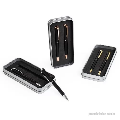 Caneta personalizada - Descubra nosso sofisticado kit de canetas esfero e roller em metal, perfeito para quem valoriza estilo e funcionalidade. Com acabamento fosco, a caneta esferográfica possui acionamento por rotação e carga azul de 1.0mm, garantindo uma escrita suave e precisa. A caneta roller com carga de 0.7mm, oferece um traço delicado e fluido. Acompanha um estojo de metal revestido em espuma, que protege e exibe suas canetas com elegância.