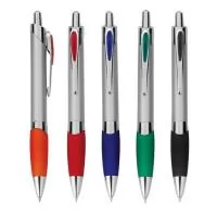 Com ponteira e clip de metal, a caneta promocional possui detalhes coloridos em diferentes opções de cores. Ideal na distribuição em eventos, feiras, ações promocionais e como lembrancinha para clientes e colaboradores, a caneta promocional é um brin