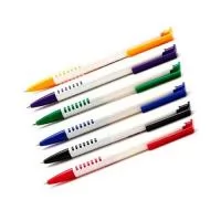 Confeccionada com corpo na cor branca e clip e ponteira disponíveis em diversas opções de cores, a caneta personalizada para empresas é perfeita para dar destaque à logomarca da sua empresa em eventos corporativos e feiras institucionais. Acionada po