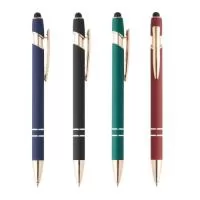 Caneta metálica touchscreen com acabamento similar à borracha, acionamento por clique e carga esferográfica azul 1.0mm.  Largura :  1,5 cm  Comprimento :  14,1 cm  Medidas aproximadas para gravação (CxL):  0,7 cm x 3,5 cm  Peso aproximado (g):  18