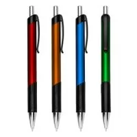 02089  Caneta plástica com detalhe emborrachado, carga esferográfica azul e acionamento por clique. Em nossa página exclusiva você encontra esse e muitos outros produtos. Confira!