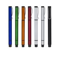 Caneta plástica com marca texto amarelo e carga esferográfica azul, ambas com tampas protetoras. Em nossa página exclusiva você encontra esse e muitos outros produtos. Confira!