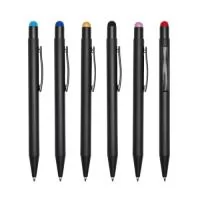 Caneta metálica com touch screen, carga esferográfica azul 1.0mm e acionamento por clique. Ao ser personalizada a laser, o corpo da caneta adotará a mesma cor da borracha touch, com a exceção da cor preta, que permanecerá em prata.