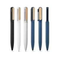 Esferográfica em alumínio 94% reciclado com detalhe em bambu no clipe. Escrita em azul. Fornecida em bolsa de oferta. A cor e o resultado da impressão nos materiais naturais pode variar entre produtos. ø12 x 140 mm | Bolsa: 40 x 155 mm