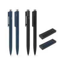 Conjunto composto por uma esferográfica e uma caneta sem tinta, ambas em alumínio 94% reciclado. A esferográfica tem escrita em azul at&eacute, 1’5 km e a caneta sem tinta permite um uso prolongado sem a necessidade de apontar. Um conjunto que propor
