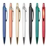 A Caneta Metal Touch Personalizada é um brinde corporativo sofisticado, funcional e de excelente percepção de valor, ideal para empresas que desejam fortalecer sua marca com elegância e utilidade no dia a dia.  Produzida em metal com acabamento premium e clip metálico reflexivo, possui acionamento por clique, escrita macia com carga esferográfica azul 1.0 mm e ponteira touch emborrachada para uso em telas sensíveis ao toque, oferecendo praticidade tanto para ambientes corporativos quanto para uso pessoal.  Seu design moderno e executivo transforma esta caneta personalizada em uma excelente opção para brindes empresariais, eventos corporativos, feiras, convenções, ações promocionais, kits onboarding e campanhas de marketing promocional.  Compacta, elegante e extremamente útil, a Caneta Metal Touch personalizada proporciona alta exposição da marca no cotidiano de clientes, colaboradores e parceiros comerciais, tornando-se uma poderosa ferramenta de divulgação com excelente custo-benefíci