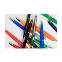 FICHA TÉCNICA – CANETA PROMOCIONAL. Descrição do Produto  Caneta promocional desenvolvida para ações de marketing, eventos corporativos e brindes institucionais. Produto leve, funcional e de alto giro, ideal para divulgação de marcas e campanhas promocionais. Especificações Técnicas Produto: Caneta promocional personalizada Material: Plástico (ABS), metal ou alumínio (conforme modelo) Acionamento: Clique (push) ou tampa removível Carga: Refil esferográfico substituível (tinta azul ou preta) Ponta: Aço inox ou metal com esfera de escrita suave Clip: Plástico ou metal para fixação em bolso Acabamento: Brilho, fosco ou soft touch (borracha). Medidas (padrão) Comprimento: 13 cm a 14,5 cm Diâmetro: 0,8 cm a 1,2 cm (Pode variar conforme modelo escolhido). Personalização Impressão silk screen (serigrafia) Impressão digital UV Gravação a laser (modelos metálicos) Logo no corpo da caneta Personalização em 1 ou mais cores.