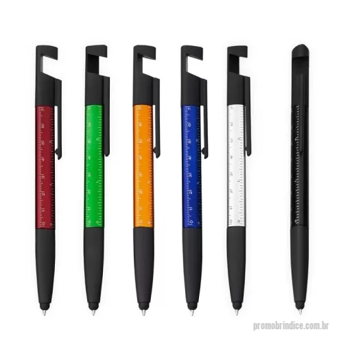Caneta plástica personalizada - Caneta plástica triangular com ponteira emborrachada para interação em dispositivos de telas sensíveis ao toque. Possui clip com revestimento em feltro no topo, ideal para limpeza de tela, além de abertura que funciona como suporte para celular. Conta ainda com marcação de régua de 7 cm no corpo, acionamento por rotação e carga esferográfica azul de 1,0mm.