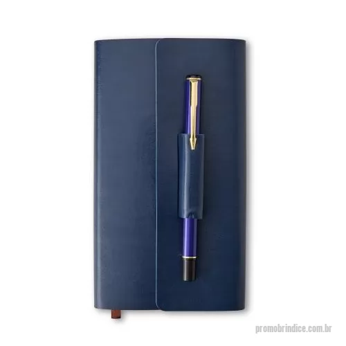 Caneta plástica personalizada - Kit para anotações com ~112 folhas amarelas pautadas em couro sintético, caneta metálica com carga azul e porta-caneta que serve como fecho.