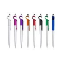 Caneta plástica com suporte para celular e touch screen. Carga esferográfica azul e acionamento por rotação.