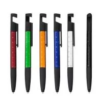 Caneta plástica triangular com ponteira emborrachada para interação em dispositivos de telas sensíveis ao toque. Possui clip com revestimento em feltro no topo, ideal para limpeza de tela, além de abertura que funciona como suporte para celular. Conta ainda com marcação de régua de 7 cm no corpo, acionamento por rotação e carga esferográfica azul de 1,0mm.