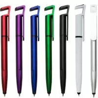 Caneta plástica com suporte para celular, ponteira touch screen e limpador de tela. Carga esferográfica azul 1.0 mm e acionamento por rotação.