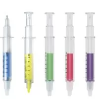 Descrição: Caneta plástica formato seringa, contém marca texto e carga esferográfica azul 1.0 mm, ambas com tampas protetoras.