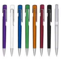 Descrição: Caneta plástica com carga esferográfica azul 1.0 mm e acionamento por clique.