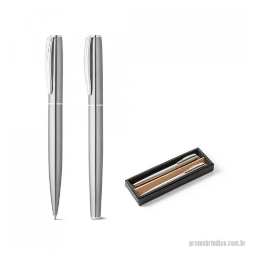 Caneta Roller personalizada - Conjunto de roller e esferográfica com corpo em aço inox 53% reciclado e clipe. Esferográfica com mecanismo twist e escrita até 5 km. O conjunto tem escrita a preto. Fornecido em caixa oferta de papel kraft proveniente de uma gestão florestal sustentável. Roller: ø11 x 130 mm | Esferográfica: ø11 x 131 mm | Caixa: 150 x 45 x 20 mm