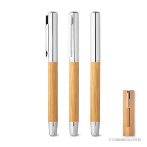 Caneta Roller personalizada - Caneta roller em aço inox 90% reciclado e bambu, com tampa. Escrita em azul. Fornecido em bolsa oferta em papel de bambu. A cor e o resultado da impressão nos materiais naturais pode variar entre produtos. ø11 x 137 mm | Bolsa: 40 x 155 mm
