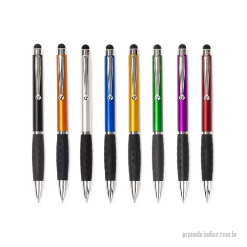 Caneta touch personalizada - Caneta plástica com ponta, clip e pequenos detalhes em metal, além de detalhes ergonômicos na área próxima à tampa. Possui acionamento por rotação, carga esferográfica azul de 1.0mm e ponteira emborrachada para interação com dispositivos de telas sensíveis ao toque.