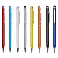 Caneta metal fina com ponteira touch. Corpo colorido com clip e anel central prata, possui borracha touch na cor da caneta. Aciona por giro. Tamanho total aproximado (CxL): 13,6 cm x 1 cm Peso aproximado (g): 11 Quantidade mínima: 50 unidades
