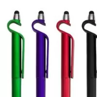 **Sobre o Produto**  A **Caneta Plástica Touch com Suporte Personalizada com Impressão UV** é um brinde moderno, funcional e versátil, ideal para empresas que desejam divulgar sua marca de forma criativa e útil.  Além de proporcionar uma escrita confortável, possui **ponteira touch screen** para uso em smartphones e tablets e **suporte integrado para celular**, tornando-se um acessório prático para o dia a dia.  Fabricada em plástico resistente, conta com acionamento por rotação e carga esferográfica azul 1.0 mm, garantindo uma escrita suave e precisa.  **Destaques do Produto**  * Ponteira touch para celulares e tablets * Suporte integrado para celular * Acionamento por rotação * Escrita suave com carga azul 1.0 mm * Brinde moderno e funcional * Excelente opção para ações promocionais  **Personalização**  A personalização é feita por **impressão UV de alta definição**, permitindo a aplicação de logotipos, nomes, frases ou artes coloridas com excelente acabamento, cores vibrantes e maio