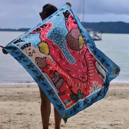 Canga personalizada - Canga Essência de 132x100 cm com estampa personalizada por sublimação para praia, eventos e ações de marca. Tecido soft touch com toque de seda, composto por 93% poliéster e 7% elastano. Acabamento com barra costurada. Valor unitário de R$ 39,90 na faixa de 1001 ou mais unidades. A faixa de preço considera o total de peças do pedido, sem contar embalagens. O mínimo de produção é de 10 unidades por mesma estampa, modelo e tamanho. Envie sua arte ou referências e receba uma prévia digital gratuita para aprovação antes da produção. Frete calculado à parte.
