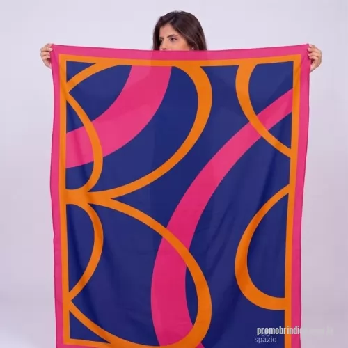 Canga personalizada - Viscose 140x70. Canga em viscose com estampa total sem limite de cores e caimento fluido, num tamanho fácil de levar na bolsa. Também em 140x100, 160x120 e 180x120. Para kits de verão, hotéis e lojas. Pedido mínimo: 100 peças. Arte criada pelo nosso estúdio, sem custo no pedido fechado. Fábrica própria no Rio de Janeiro e envio para todo o Brasil. Prazo a partir de 15 dias úteis após a aprovação da arte e o pagamento.