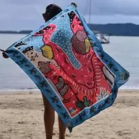 Canga Essência de 132x100 cm com estampa personalizada por sublimação para praia, eventos e ações de marca. Tecido soft touch com toque de seda, composto por 93% poliéster e 7% elastano. Acabamento com barra costurada. Valor unitário de R$ 62,90 na faixa de 10 a 20 unidades. A faixa de preço considera o total de peças do pedido, sem contar embalagens. O mínimo de produção é de 10 unidades por mesma estampa, modelo e tamanho. Envie sua arte ou referências e receba uma prévia digital gratuita para aprovação antes da produção. Frete calculado à parte.