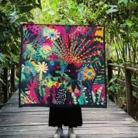 Canga Envolvente de 140x140 cm com estampa personalizada por sublimação para praia, eventos e ações de marca. Tecido soft touch com toque de seda, composto por 93% poliéster e 7% elastano. Acabamento com barra costurada. Valor unitário de R$ 62,90 na faixa de 51 a 150 unidades. A faixa de preço considera o total de peças do pedido, sem contar embalagens. O mínimo de produção é de 10 unidades por mesma estampa, modelo e tamanho. Envie sua arte ou referências e receba uma prévia digital gratuita para aprovação antes da produção. Frete calculado à parte.