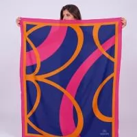 Salinas 140x100. Canga com estampa total sem limite de cores, em tecido Salinas. Acabamento em bainha ou corte a laser, com opção de franja, tassel ou pompom. Também em 140x70 e 140x140. Para ações de verão, hotéis, clubes, eventos de praia e presentes para clientes. Pedido mínimo: 30 peças. Arte criada pelo nosso estúdio, sem custo no pedido fechado. Fábrica própria no Rio de Janeiro e envio para todo o Brasil. Prazo a partir de 15 dias úteis após a aprovação da arte e o pagamento.