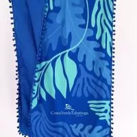 Atoalhada 140x100. Canga com toque de toalha e estampa total sem limite de cores: serve de canga e de toalha na areia. Opção de franja, tassel ou pompom. Também em 140x70. Para ações de verão, clubes, hotéis e presentes. Pedido mínimo: 30 peças. Arte criada pelo nosso estúdio, sem custo no pedido fechado. Fábrica própria no Rio de Janeiro e envio para todo o Brasil. Prazo a partir de 15 dias úteis após a aprovação da arte e o pagamento.