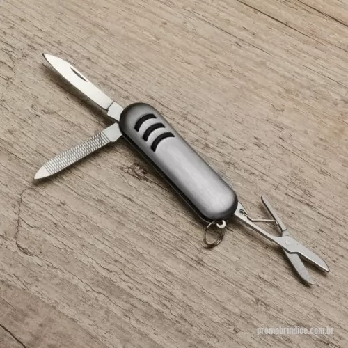 Canivete personalizado - Mini canivete metal 3 funções com detalhes emborrachados preto(três linhas frente e verso). Possui: lixa, lâmina de corte e mini tesoura e acompanha pequena argola para utilizar como chaveiro.