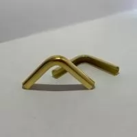 Cantoneiras para agendas, diários, cadernos, bíblias, etc. Quantidade: 1000 peças Tamanho: 21x21mm Banho: Níquel (prata) ou latão (dourada) Fabricante: Brustelo