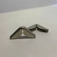 Cantoneiras para agendas, diários, cadernos, bíblias, etc. Quantidade: 1000 peças Tamanho: 18 x 18mm Banho: Níquel (prata) ou latão (dourada) Fabricante: Brustelo