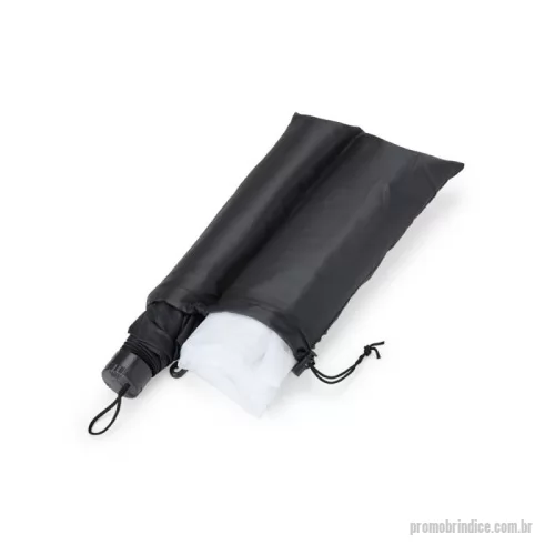 Capa de chuva personalizada - Encare qualquer mudança de clima com o nosso kit capa de chuva e guarda-chuva. Feito para quem busca praticidade e proteção durante os dias chuvosos, o nosso guarda-chuva de nylon conta com uma estrutura reforçada de 7 varetas de aço, botão de abertura, alça para segurar ou enganchá-lo quando não estiver em uso e uma capinha protetora. Essa é a combinação ideal para proteger a parte superior do corpo, enquanto a capa de chuva, feita em plástico resistente, garante proteção para o restante. Além disso, a capa possui touca com cordão ajustável e fechamento por botões de pressão. Ambos os itens vêm em um estojo único de nylon, com alça ajustável para fechamento seguro e mosquetão para prender em malas ou mochilas, oferecendo mais praticidade durante as mudanças de clima.